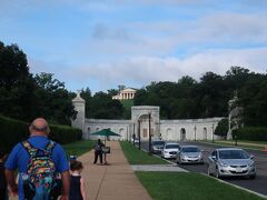 今日はアーリントン墓地から。
2駅乗ってarlington cemeteryで下車。地上に出て5分程歩くと到着です。
このような建物を正面にみて歩きます。
でも入口はこれではなくて、警備員さん（警察官？）がいるところで左手に進みます。