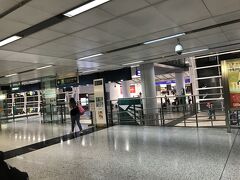 出発が遅れたので、エアポートエクスプレスの終電に間に合うかドキドキ。
結局、定刻より15分遅れて香港空港に到着。
入国審査は長い列でしたが、サクサク進みました。

香港空港内からエアポートエクスプレス乗り場までは、歩いてすぐです。
なんとか終電の１本前に乗り込みました。