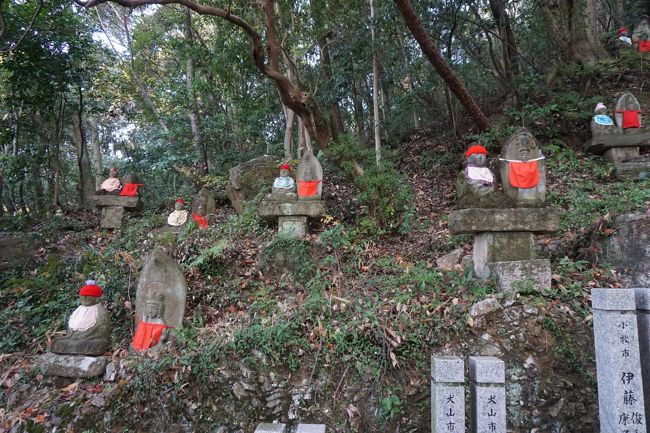 左手に石仏があって、正面は。。