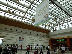 長野新幹線に乗って到着しました、長野駅。長野オリンピックのロゴマークが懐かしい！
宿に荷物を預けたら、善光寺に向けてバスで移動♪