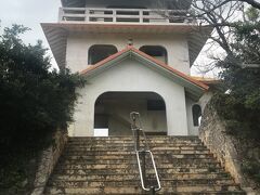 宮古市立来間小学校の先に展望台があります。
その名前の通り竜宮城のような建築で入り口周辺にはドリンクやお土産を販売しているショップがあります。
