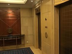 エアポートエクスプレスで香港駅まで。
香港駅から北角にあるホテルまではタクシーで。
10分くらいで到着。千円かかりませんでした。

ホテルはハーバープラザ　ノースポイントに滞在。
値段が高い香港の中ではコスパのいいホテルでした。
詳しくは口コミをご覧ください。