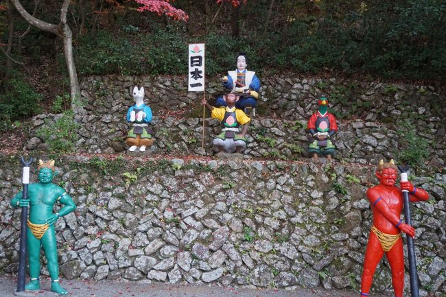 そして、石段を登ると、改めて、家来を従えた桃太郎。