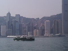 尖沙咀プロムナードからの風景

佐敦から尖沙咀のフェリー乗り場まで歩いて来れる距離なのですが、バスを利用しました。歩く距離を少しでも減らす。同行者にかなり気を使っています。

尖沙咀プロムナードから見る景色はいつみてもいいですね。時間があれば、長椅子に座り、コーヒー片手に時間を忘れて景色を何も考えずに見ていたいです。
