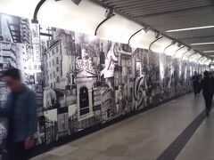 西営盤（Sai Ying Pun)

西営盤のMTR出口で一番坂の上の出口に出ようと移動したのですが、通路の壁面は西営盤の街並みが描かれています。その下町風景を楽しむのも、旅の楽しみの一つです。