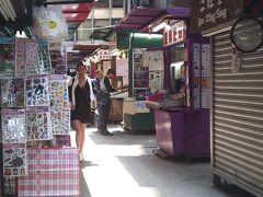 上環(Sheung Wan)　ハンコ屋横丁

同行者は、素材の石を持参しているので、彫ってもらうだけなのですが、４００香港ドルと見積もられました。

以前このハンコ屋横丁で印鑑を作ったことがあるのですが、石を含め、２５０香港ドルでしたから、彫るだけで４００香港ドルは高すぎます。

何軒か値段を聞くのかなと思っていると、香港で彫ることを諦めたとのことで、次のキャット・ストリートを目指します。