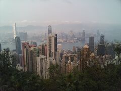 山頂（ピーク）からの景色

ピークには何度来ただろう...。香港が初めてという方と香港に来た時は、必ず夕食後ここにタクシーを飛ばし連れてきた。商社に勤めた以上、それも仕事と割り切っていた。正直な感想だが、仕事の延長で見る”百万ドルの夜景”はそれ程綺麗とは思わなかった。

因みに、今回の同行者は３０年前に一度ここに来ているとのこと。