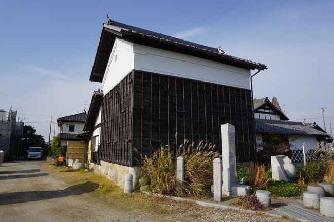 さて、前野家屋敷跡に到着。江南駅から歩いたことになりますが、なかなか遠いですねえ。<br />日当たりのいい通り沿いの一角に蔵と<br />