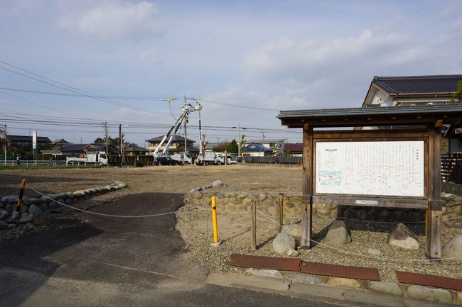 蜂須賀屋敷跡は、国道沿い。途中に道案内があったんですが、ここに近づいてからの肝心なエリアで道案内が途切れていて、ここを探し出すのにけっこう苦労しました。<br />申し訳程度の石垣で囲まれた平地が残っているだけですが、ここは宮後城跡でもあり、その宮後城は守護土岐氏の配下にあった安井氏が居住していた城。