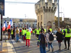 今日は、アヴィニョンから、歩いて、ローヌ川にかかる　エドワードダラディエ橋 Pont Édouard Daladier　を渡って対岸の、ヴィルヌーヴ＝レザヴィニョン（Villeneuve-lès-Avignon）に行ってきた。

サンタンドレ修道院
サンタンドレ要塞
祝福の谷の修道院
ピエール・ド・リュクサンブール美術館
ノートルダム参事会教会
フィリップ美男王の塔と回って、帰りは、５番のバスで
アヴィニョン中央駅前に戻ってきた。
レピュブリック通り　Rue de la République　を歩いていると
黄色いベスト運動の人が、アヴィニョン中央駅方向に帰る途中だった。
毎週土曜日は、一斉行動日になっていたな。
