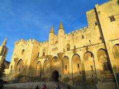 アヴィニョン法王庁に来た
Palais des Papes
夕方６時　夕日に輝いている
ここは、この時間が一番ええんやな。
