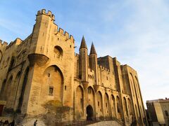 アヴィニョン法王庁に来た
Palais des Papes
夕方６時　夕日に輝いている