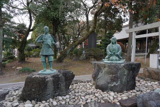 そして、先ほどの堀尾金助は、堀尾吉晴の従兄弟。<br />母子の像もありました。