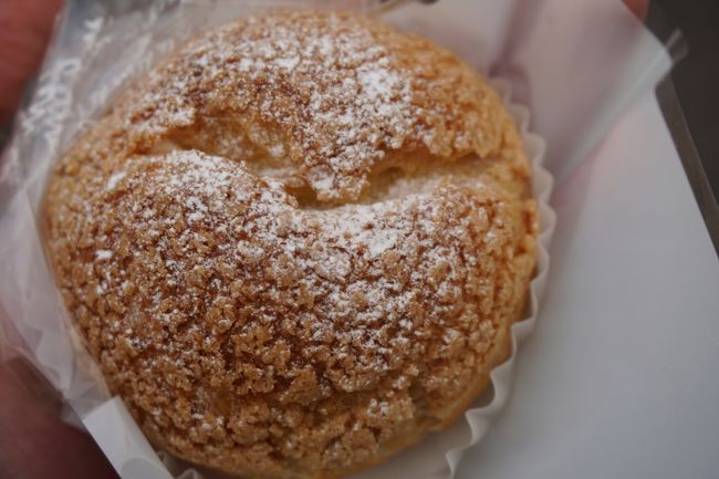 いただいたのは、シュークリーム。カスタードクリームと生クリームがダブルで詰まっていて、ちょっと工夫。まあまあかなと思います。