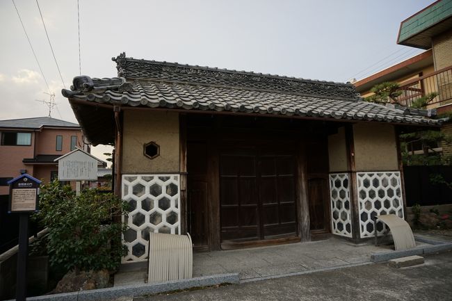 同じく布袋の市街に建つ生駒屋敷中門。亀の子型のなまこ塀が律儀なデザイン。よく見ると棟木から屋根の造りも金がかかっていそうな感じ。<br />というのも、生駒氏は岩倉街道の要衝にあって、馬借として財を成した一族。そして、生駒氏の娘、吉乃が織田信長の側室となり、長男、信忠、次男、信雄、長女、徳姫(五徳)を生みますが、いずれもこの生駒屋敷で生んでいます。<br />一方、案内板には広間家の門とありましたが、つまり、広間家は生駒家の医者。廃藩置県の際、生駒家からこの門を貰い受けたのだそうです。