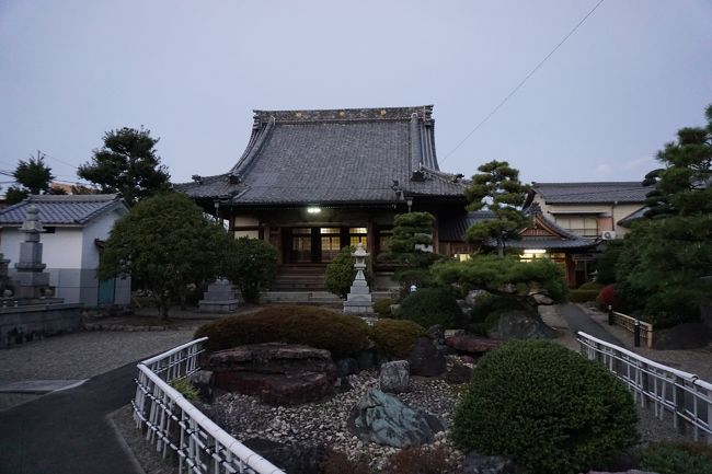 ここから岩倉駅に移動して。岩倉は、岩倉街道の要衝であり、尾張上四郡を支配していた岩倉織田家の居城、岩倉城があった地。江南市も小さな歴史がたくさんありましたが、こちらも負けていないはずですよね。<br />日が暮れかかってきていて、ちょっと焦ります。。<br />興道寺は、岩倉駅から歩いて15分くらい。近くに名鉄線も走るエリアです。<br />明治12年に建立された日蓮正宗の寺なので、歴史はそこまでではないですね。厳めしい山門と境内には参道横に砂利を敷いた枯山水の庭があって、見どころはそれくらいかなと思います。