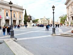 Campidoglio（カンピドーリョ広場）

ご存知！ミケランジェロが設計したという広場に到着です♪
コンセルヴァトーリ宮、ヌオーヴォ宮、セナトリオ宮が囲む壮麗なる広場！！博物館や美術館にもなっているので入ることも出来ますよん。