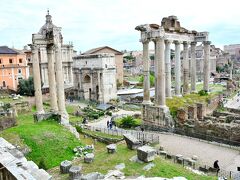 Foro Romano（フォロロマーノ）

ひょ～2000年前の過去にタイムスリップ♪紀元前6世紀から紀元3世紀まで、古代ローマの政治・経済・商業の中心地となった場所フォロロマーノが見渡せるのだ。
もちろんフォロロマーノには入ることも出来るけれど、私はこうして多数の神殿・記念門が残っている姿を見渡すのが好き。