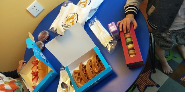 ３日目／５日間 ホテルの売店でワッフルやマカロン、パンなどを購入して、朝ご飯。