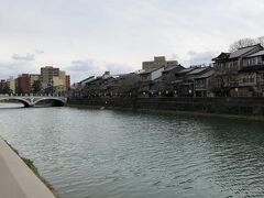浅野川大橋と主計町（かずえまち）の様子。
こちらは加賀藩士･富田主計（とだかずえ）の
屋敷があったことに由来しているそうです。