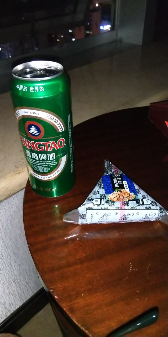 ３日目／５日間 青島ビールとおにぎりで夜食をいただきました。