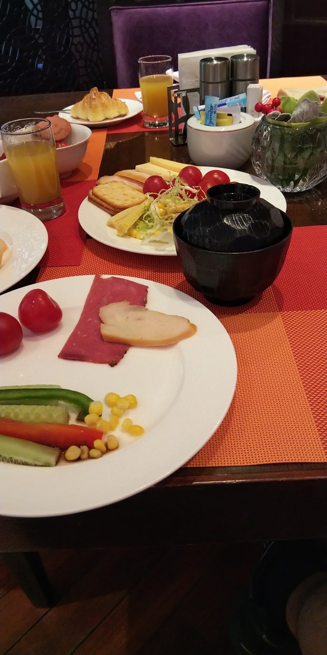 ４日目／５日間 ホテルの朝食バイキング。なかなかおいしかったですよ。