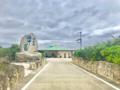 池間大橋を渡って宮古島に戻ってきました
ちょっとお天気がぐずついているので室内で楽しめる宮古島海中公園にきました

【宮古島海中公園】年中無休
公式HP http://miyakojima-kaichukoen.com/
住所：〒906-0002　沖縄県宮古島市平良字狩俣2511-1
電話番号：0980-74-6335
営業時間：10:00～18:00(受付時間は17:30まで)
