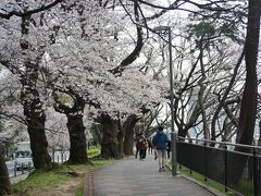 牛込橋を渡った外濠公園