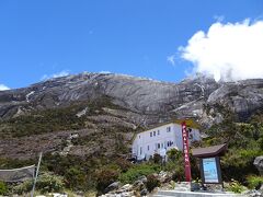 11:44頃、登山口から約3時間で本日の宿泊地「Laban Rata Resthouse」に到着！山頂はここからは見えず、もっと奥にあるとのこと。

午後からは曇り、14時頃からは大雨で登山者もずぶ濡れとなっていたので、早く登っておいてよかった。