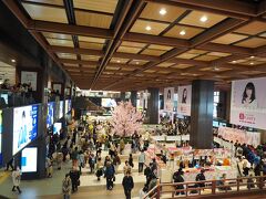 朝から乗り継いできまして、仙台駅。
次の列車まで待ち時間40分。というか、どうして、東北本線の列車どうしで同時刻到着・発車で乗り継ぎできないダイヤにしているのか……。新快速とか東京上野ラインのように都心通り抜けて直通でいいやろうに……。せめて対面ホームで数分で接続くらいはやってほしい。