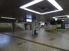 かつては成田空港駅だったという東成田駅。現在は寂れています。
エスカレーターは稼働していませんでした。