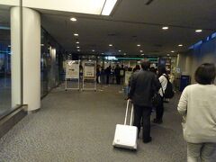 5分遅れくらいで第1ターミナルに到着。
保安検査がかなり混雑していました。