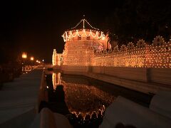 6時半ギリギリに仏歯寺に着くと、まさかの短パンで入場拒否！今朝は大丈夫だったんだけど・・・と伝えてもダメとの事。


しゃーないのでモールにでも行ってお腹空いたらご飯でも食べに行くか、と思って通りを歩いていると服屋さんを発見。。。腰巻き買っちゃえ！って事で100種類以上ありそうな色とりどりの腰巻の中から青いのを購入。440ルピー。



そして仏歯寺に腰巻きと共に戻るともちろん入場OK！巻き方が甘かったみたいで、セキュリティのお兄ちゃんにしっかりと巻いてもらいました。