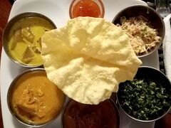 という事で第2候補だったThe Empire Cafeという、仏歯寺からすぐのところにあるホテルのレストランで晩ごはん。もちろんカレー＆ライス。

ここのはバター多め、ちょっとリッチな味わいのカレーでした。