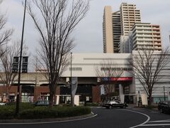 最寄駅はつくばエクスプレス柏の葉キャンパス駅。
高架下にはファミマ、マクドナルド、郵便局、タリーズなどが並ぶ。