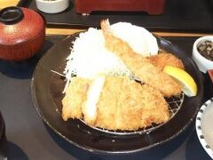 奈良町の中にあるとんかつ「がんこ」にいきました
ミックスカツ定食です