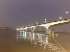 夜は地下鉄でヨイナル駅まで移動し、漢江を見に行きました。もっと明かりが沢山あるのかと思ったら意外と暗かったです^^;(多分他の橋はもっと綺麗！)