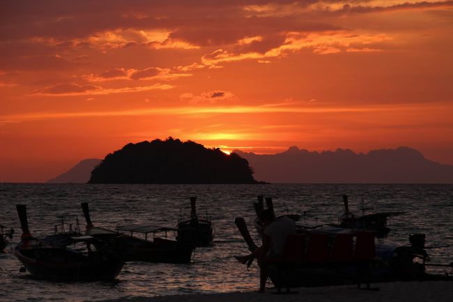 ☆Sunrise of Sunrise Beach @ Koh Lipe Thai<br /><br />日の出寸前、ランカウイ島の島影がクッキリ見えてきました。<br />島影右手のギザギザの山並みはロープウェイのある<br />マッチンチャン山(標高709m）。<br /> 望遠なので近く大きく見えますが、肉眼ではかなり遠くに見えるし、<br /> 昼間は霞んであまり見えません。<br />リペ島からランカウイ島までは直線距離で約３７Kｍ。<br />テラガハーバーは４５ｋｍ。<br />タイ本土のパクバラ港までは６０ｋｍまでなので<br />ランカウイ島の方が近いんです。