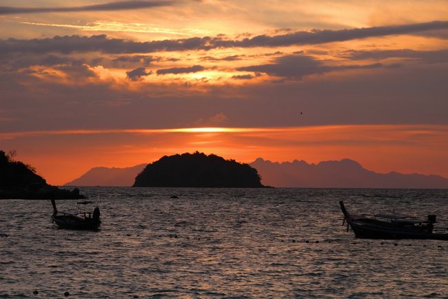 ☆Morning-glow of Sunrise Beach @ Koh Lipe Thai<br /><br />一度顔を見せた太陽ですが雲の中に隠れてしまいました。<br />やはり天気予報通り今日は雲が多めかも(－－〆)。