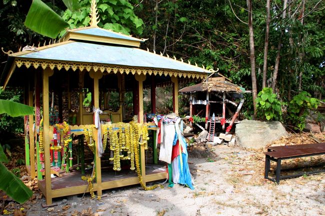 ☆Koh Khiri Tomb , Sunrise Beach @ Koh Lipe Thai<br /><br />英語でお墓や墓所は「Grave」で「Tomb」はその上に建てられている<br />建物(廟)を指すそうです。<br />ここは『Koh Khiri Tomb 』の表示があり、Koh Khiriの意味は分かりません。<br />『Koh』 は島ですが『Khiri』は何でしょうね？<br />