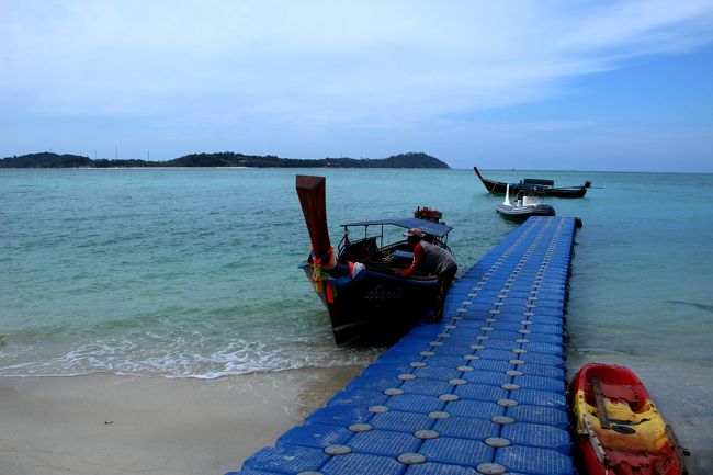 ☆Floating Jetty of Koh Adang Main Beach @ Mu Koh Lipe Thai<br /><br />昨年は無かった可動型Floating Jetty (浮き桟橋)がアダン島のメインビーチにも設置されていました。<br />これで濡れずに上陸できます。<br />帰りもこのFloating Jetty付近で船が迎えに来るのを待ちます。