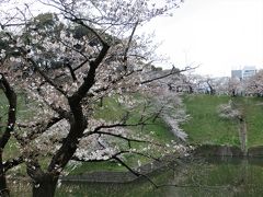 待ち合わせは　九段下

東京メトロの駅の地上出口

この駅には半蔵門線と　
東西線と
都営新宿線がとおっているので　

けっこう便利！