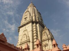 ボートを降りてバナラシ観光へ。

まずはバナラシ大学の中にあるヴィシュワナート寺院へ。
シヴァ神を祀っているヒンズー教の寺院です。