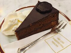 ザッハーのザッハトルテ！！
ホイップクリーム付き。
普段ケーキを食べることってあまりないのですが、本場に来たら食べてみたい。
思い切って注文したら、おいしーい！
クリームも甘すぎず、ペロリと完食しちゃいました。