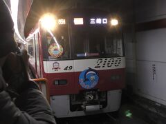 地下に降り、都営浅草線のホームへ行くとちょうど電車が入ってきました。浅草橋4時発の初日号ですが、噂にも聞いた通り通常は都営浅草線に入らない2100形でした。