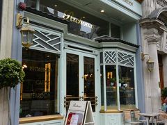 前日はフォートナム ＆ メイソン内のカフェ『The Parlour（ザ パーラー）』でクリームティーをしたので、この日は別のカフェへ。

ネットでクリームティーのおすすめのお店を調べて、フォートナム ＆ メイソンと同じピカデリー通りにあるカフェ『Richoux（リシュー）』にしてみました。

https://www.richoux.co.uk/