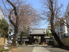 常徳院は、曹洞宗の寺院です。寺伝などによれば、開基は足利義尚といわれる。本尊の十一面観音像は慈覚大師円仁作と伝えられ、毎年8月20日に開帳される。
尚、足利義尚は、8代将軍・足利義政と正室・日野富子の次男。長らく実子のなかった義政は弟の義視を養子にしていたが、義尚が誕生すると将軍後継問題が発生し、応仁の乱がおこった。