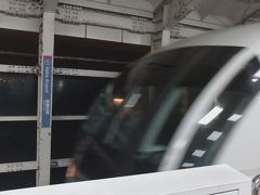 日本最西端の駅都市モノレール「ゆいレール」
空港～首里路線の往復。最終は23：30　那覇空港駅。
