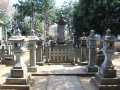 彦根藩井伊家墓所のなかに桜田門外の変で暗殺された大老井伊直政の墓があります。