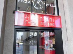 観光とイータリーでのお買い物の後はランチタイム。ミラノ中央駅まで戻りホテル近くのスポンティーニ（SPONTINI）でピザをいただきました。